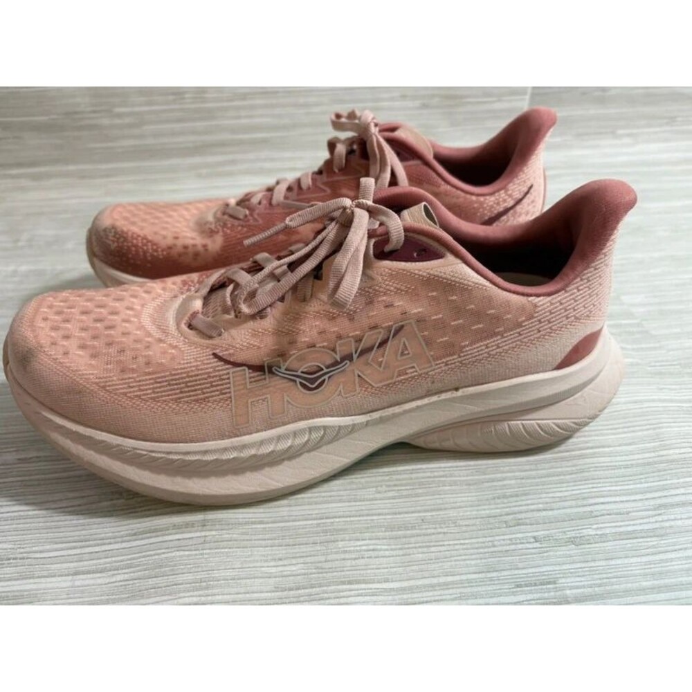 Hoka women’s 10B Mach 6 pink shoes